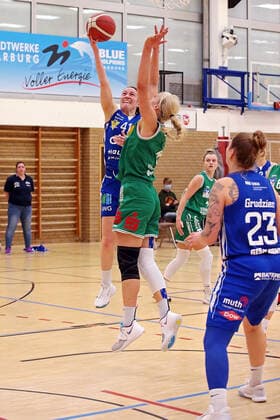 20 02 2021, xovx, Basketball Damen 1 Bundesliga, BC Pharmaserv Marburg GISA Lions SV Halle v l Eilidh Simpson Gisa Lions SV Halle , Marie Bertholdt BC Pharmaserv Marburg , Alexandra Wilke BC Pharmaserv Marburg , Klaudia Grudzien Gisa Lions SV Halle Marburg Sporthalle Georg Gaßmann Stadion Hessen Germany EN