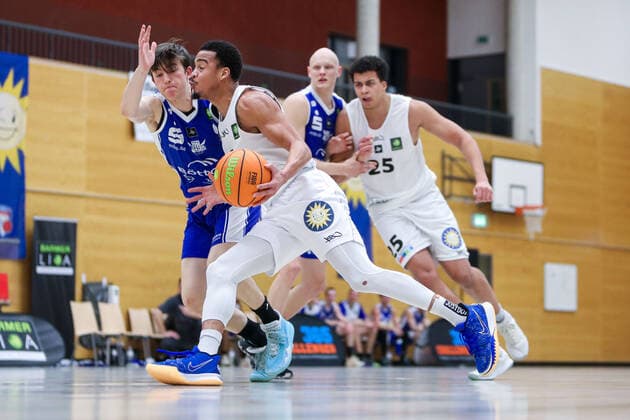 ART Giants Duesseldorf vs TKS 49ers Stahnsdorf, 20 02 2021 Dennis Mavin 2 ART Giants Duesseldorf on the ball ART Giants Duesseldorf vs TKS 49ers Stahnsdorf on 20 02 2021, Duesseldorf Oberkassel Copyright: xBEAUTIFULxSPORTS KennyxBeelex