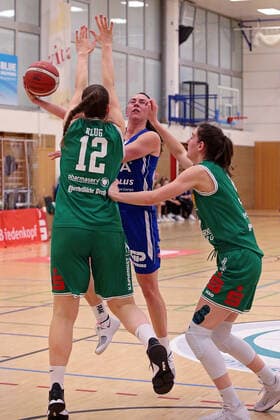 20 02 2021, xovx, Basketball Damen 1 Bundesliga, BC Pharmaserv Marburg GISA Lions SV Halle v l Johanna Klug BC Pharmaserv Marburg , Barbora Kasparkowa Gisa Lions SV Halle , Lisa Kiefer BC Pharmaserv Marburg Marburg Sporthalle Georg Gaßmann Stadion Hessen Deutschland DE