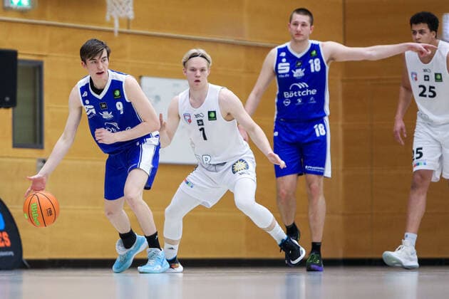 ART Giants Duesseldorf vs TKS 49ers Stahnsdorf, 20 02 2021 Linus Jannik 9 TKS 49ers Stahnsdorf and Patrick Liebert 1 ART Giants Duesseldorf , Leonard Hampl 4 TKS 49ers Stahnsdorf , Ben Uzoma 25 ART Giants Duesseldorf ART Giants Duesseldorf vs TKS 49ers Stahnsdorf on 20 02 2021, Duesseldorf Oberkassel. Copyright: xBEAUTIFULxSPORTS KennyxBeelex