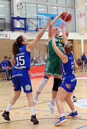 20 02 2021, xovx, Basketball Damen 1 Bundesliga, BC Pharmaserv Marburg GISA Lions SV Halle v l Styliani Fouraki Gisa Lions SV Halle , Marie Bertholdt BC Pharmaserv Marburg , Darien Huff Gisa Lions SV Halle Marburg Sporthalle Georg Gaßmann Stadion Hessen Deutschland DE