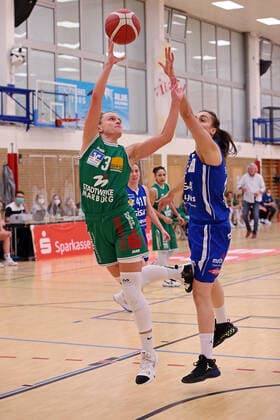 20 02 2021, xovx, Basketball Damen 1 Bundesliga, BC Pharmaserv Marburg GISA Lions SV Halle v l Alexandra Wilke BC Pharmaserv Marburg , Barbora Kasparkowa Gisa Lions SV Halle Marburg Sporthalle Georg Gaßmann Stadion Hessen Deutschland DE