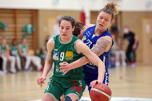 20 02 2021, xovx, Basketball Damen 1 Bundesliga, BC Pharmaserv Marburg GISA Lions SV Halle v l Lisa Kiefer BC Pharmaserv Marburg , Klaudia Grudzien Gisa Lions SV Halle Marburg Sporthalle Georg Gaßmann Stadion Hessen Deutschland DE
