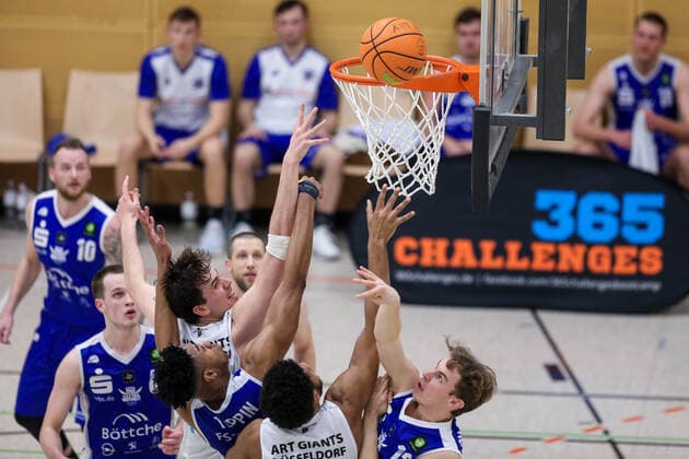 ART Giants Duesseldorf vs TKS 49ers Stahnsdorf, 20 02 2021 Fight under the basket ART Giants Duesseldorf vs TKS 49ers Stahnsdorf on 20 02 2021, Duesseldorf Oberkassel Copyright: xBEAUTIFULxSPORTS KennyxBeelex