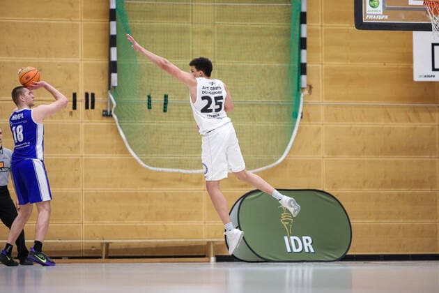 ART Giants Duesseldorf vs TKS 49ers Stahnsdorf, 20 02 2021 Leonard Hampl 4 TKS 49ers Stahnsdorf Ben Uzoma 25 ART Giants Duesseldorf ART Giants Duesseldorf vs TKS 49ers Stahnsdorf on 20 02 2021, Duesseldorf Oberkassel Copyright: xBEAUTIFULxSPORTS KennyxBeelex