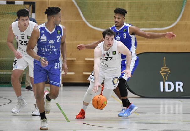 2 Basketball Bundesliga ART Giants TSK 49ers Stahnsdorf 20 02 2021 Maximilian Fouhy Giants on the way to the opponents basket 2 v Left Malik Toppin Back Yannick Hildebrandt both 49ers HM
