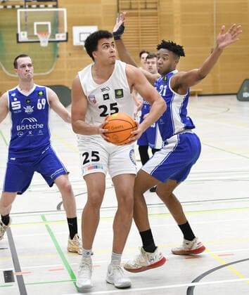 2 Basketball Bundesliga ART Giants TSK 49ers Stahnsdorf 20 02 2021 Ben Uzoma Giants goes for the basket Re Malik Toppin 49ers HM