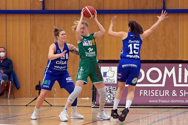 20 02 2021, xovx, Basketball Damen 1 Bundesliga, BC Pharmaserv Marburg GISA Lions SV Halle v l Klaudia Grudzien Gisa Lions SV Halle , Hanna Crymble BC Pharmaserv Marburg , Styliani Fouraki Gisa Lions SV Halle Marburg Sporthalle Georg Gaßmann Stadion Hessen Deutschland DE
