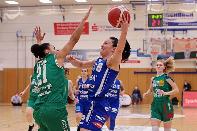 20 02 2021, xovx, Basketball Damen 1 Bundesliga, BC Pharmaserv Marburg GISA Lions SV Halle v l Rachel Arthur BC Pharmaserv Marburg , Eilidh Simpson Gisa Lions SV Halle Marburg Sporthalle Georg Gaßmann Stadion Hessen Deutschland DE