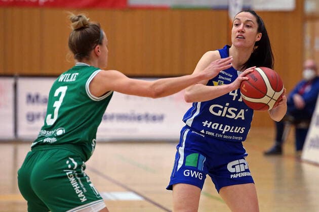 20 02 2021, xovx, Basketball Damen 1 Bundesliga, BC Pharmaserv Marburg GISA Lions SV Halle v l Alexandra Wilke BC Pharmaserv Marburg , Eilidh Simpson Gisa Lions SV Halle Marburg Sporthalle Georg Gaßmann Stadion Hessen Deutschland DE