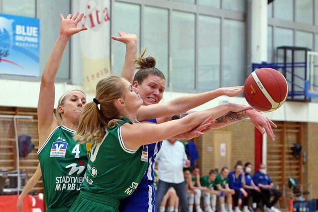 20 02 2021, xovx, Basketball Damen 1 Bundesliga, BC Pharmaserv Marburg GISA Lions SV Halle v l Marie Bertholdt BC Pharmaserv Marburg , Hanna Crymble BC Pharmaserv Marburg , Klaudia Grudzien Gisa Lions SV Halle Marburg Sporthalle Georg Gaßmann Stadion Hessen Deutschland DE
