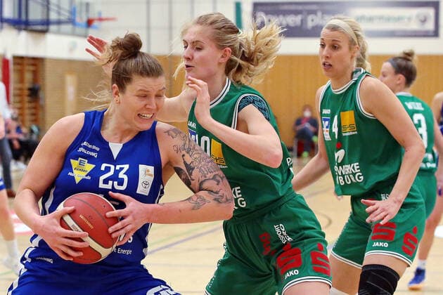 20 02 2021, xovx, Basketball Damen 1 Bundesliga, BC Pharmaserv Marburg GISA Lions SV Halle v l Klaudia Grudzien Gisa Lions SV Halle , Hanna Crymble BC Pharmaserv Marburg , Marie Bertholdt BC Pharmaserv Marburg Marburg Sporthalle Georg Gaßmann Stadion Hessen Deutschland DE