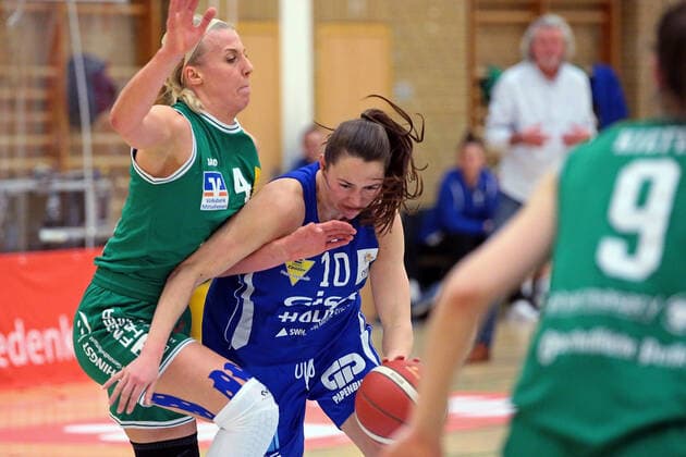 20 02 2021, xovx, Basketball Damen 1 Bundesliga, BC Pharmaserv Marburg GISA Lions SV Halle v l Marie Bertholdt BC Pharmaserv Marburg , Barbora Kasparkowa Gisa Lions SV Halle , Lisa Kiefer BC Pharmaserv Marburg Marburg Sporthalle Georg Gaßmann Stadion Hessen Germany DE