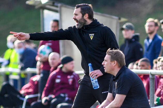 Kristoffer Andersen head coach Alemannia Aachen gives instructions, gestures, gesticulate with arms, gives instructions, gesticulate, 20 02 2021, Wegberg Beeck Germany , Football, Regionalliga West, FC Wegberg Beeck TSV Alemannia Aachen, DFB DFL REGULATIONS PROHIBIT ANY USE OF PHOTOGRAPHS AS IMAGE SEQUENCES AND OR QUASI VIDEO xmhx