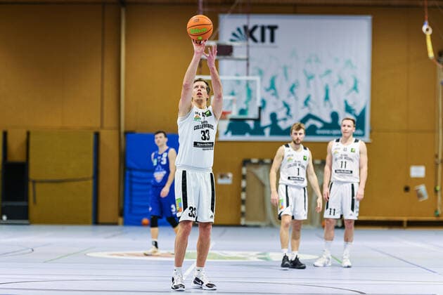 20 02 2021, men, basketball, season 2020 2021, 2 Bundesliga, Pro B Süd, College Wizards Ahorn Camp BIS Baskets Speyer Rouven Roessler College Wizards 33 at free throw Karlsruhe Institut für Sport und Sportwis Baden Württemberg Germany