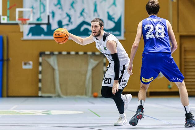 20 02 2021, men, basketball, season 2020 2021, 2 Bundesliga, Pro B Süd, College Wizards Ahorn Camp BIS Baskets Speyer Alexander Thompson College Wizards 20 in duel against David Aichele Speyer 28 Karlsruhe Institut für Sport und Sportwis Baden Württemberg Germany