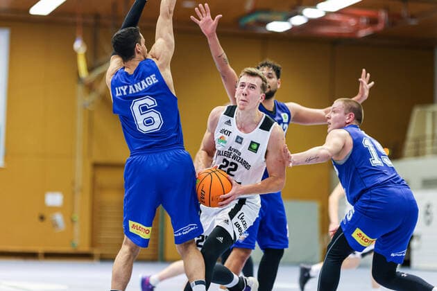 20 02 2021, Mens, Basketball, 2020 2021 season, 2 Bundesliga, Pro B South, College Wizards Ahorn Camp BIS Baskets Speyer Eyke Prahst College Wizards 22 sets up duel against Marc Liyanage Speyer 6 Karlsruhe Institut für Sport und Sportwis Baden Württemberg Germany