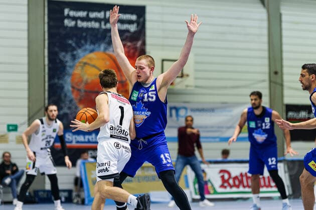 20 02 2021, Men, Basketball, Season 2020 2021, 2 Bundesliga, Pro B Süd, College Wizards Ahorn Camp BIS Baskets Speyer Sean Flood College Wizards 1 in duel against Eric Curth Speyer 1 Karlsruhe Institut für Sport und Sportwis Baden Württemberg Germany