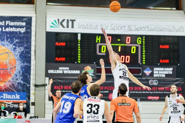 20 02 2021, men, basketball, season 2020 2021, 2 Bundesliga, Pro B Süd, College Wizards Ahorn Camp BIS Baskets Speyer Eyke Prahst College Wizards 22 b1eim jump ball Karlsruhe Institut für Sport und Sportwis Baden Württemberg Germany
