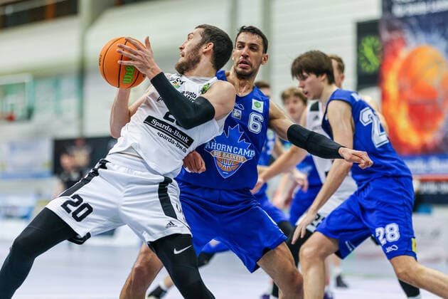 20 02 2021, Mens, Basketball, 2020 2021 season, 2 Bundesliga, Pro B South, College Wizards Ahorn Camp BIS Baskets Speyer Alexander Thompson College Wizards 20 on the ball against Marc Liyanage Speyer 6 Karlsruhe Institut für Sport und Sportwis Baden Württemberg Germany