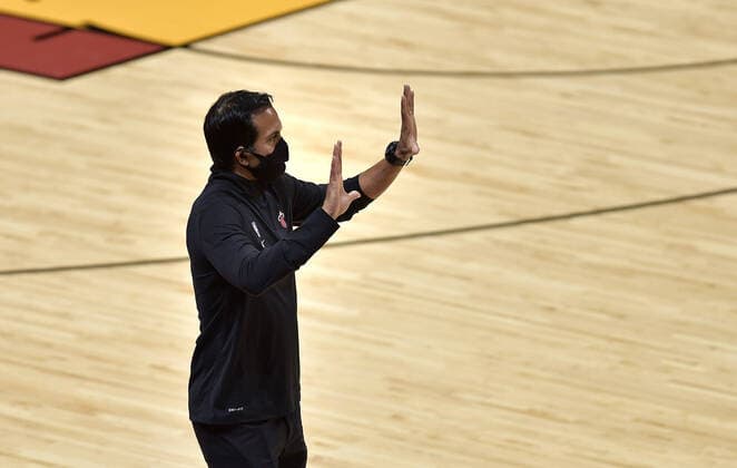 December 29, 2020, Miami, FL, USA: Miami Heat coach Erik Spoelstra instructs his team against the Milwaukee Bucks during the first half on Tuesday, Dec. 29, 2020. Miami USA - ZUMAm67_ 20201229_zaf_m67_036 Copyright: xMichaelxLaughlinx