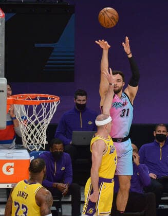 Miami Heat forward Max Strus shoots over Los Angeles Lakers guard Alex Caruso during the second half at Staples Center in Los Angeles on Saturday, February 20, 2021. The Heat defeated the Lakers 96-94.  LAP2021022010 JIMxRUYMEN