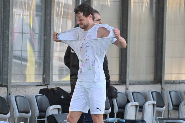 Bilder des Jahres 2021, Sport 02 Februar Sport Themen der Woche KW07 Sport Bilder des Tages TIMMY THIELE (Koeln) zerreist sein Trikot nach Auswechslung, Wut,Aerger,Frust, Fussball 3.Liga,Liga3, FC Bayern Muenchen II - Viktoria Koeln 0-1, am 21.02.2021 in Muenchen GRUENWALDER STADION. DFL REGULATIONS PROHIBIT ANY USE OF PHOTOGRAPHS AS IMAGE SEQUENCES AND OR QUASI-VIDEO. *** TIMMY THIELE Koeln tears his jersey after substitution, anger, frustration, football 3 Liga, Liga3, FC Bayern Muenchen II Viktoria Koeln 0 1, on 21 02 2021 in Munich GRUENWALDER STADION DFL REGULATIONS PROHIBIT ANY USE OF PHOTOGRAPHS AS IMAGE SEQUENCES AND OR QUASI VIDEO