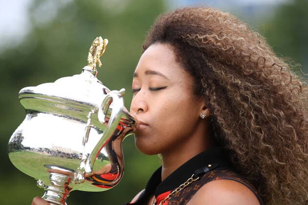 Bilder des Jahres 2021, Sport 02 Februar Sport Themen der Woche KW07 Sport Bilder des Tages Naomi Osaka, JPN, presenting her trophy after 2021 Australian Open final in Melbourne in Government House Garden, 21 02 2021; - *** Naomi Osaka, JPN, presenting her trophy after 2021 Australian Open final in Melbourne in Government House Garden, 21 02 2021 