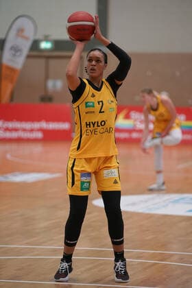 21.02.2021 - DBBL - inexio Royals Saarlouis - Xcyde Angels Noerdlingen - Basketball - Saarlouis - Basketball-Bundesliga ( DBBL , 18.Spieltag , Saison 2020 21 , inexio Saarlouis Royals (gelb) - Xcyde Angels Noerdlingen (blau) am 21.02.2021 in der Stadtgartenhalle Saarlouis . Im Bild Chelsea Waters ( Saarlouis ) . Saarlouis Stadtgartenhalle Saarland Germany