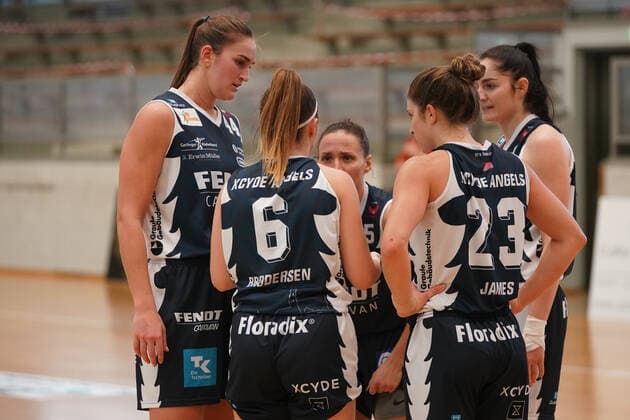 21.02.2021 - DBBL - inexio Royals Saarlouis - Xcyde Angels Noerdlingen - Basketball - Saarlouis - Basketball-Bundesliga ( DBBL , 18.Spieltag , Saison 2020 21 , inexio Saarlouis Royals (gelb) - Xcyde Angels Noerdlingen (blau) am 21.02.2021 in der Stadtgartenhalle Saarlouis . Im Bild NoerdlingenÂ s Mannschaft . Saarlouis Stadtgartenhalle Saarland Germany