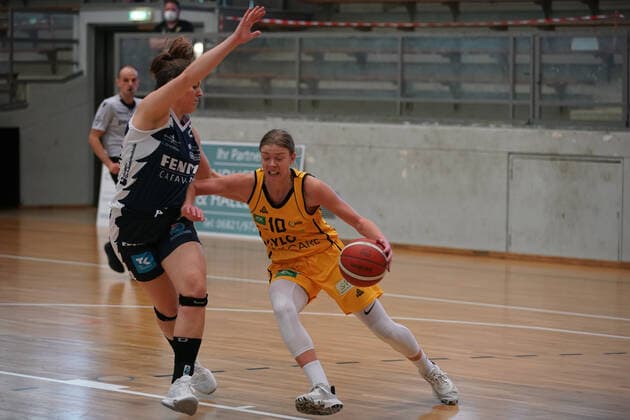21.02.2021 - DBBL - inexio Royals Saarlouis - Xcyde Angels Noerdlingen - Basketball - Saarlouis - Basketball-Bundesliga ( DBBL , 18.Spieltag , Saison 2020 21 , inexio Saarlouis Royals (gelb) - Xcyde Angels Noerdlingen (blau) am 21.02.2021 in der Stadtgartenhalle Saarlouis . Im Bild Klaudija Perisa ( Saarlouis ) und Laura Geiseloeder ( Noerdlingen ) . Saarlouis Stadtgartenhalle Saarland Germany