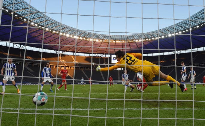 Bilder des Jahres 2021, Sport 02 Februar Sport Themen der Woche KW07 Sport Bilder des Tages Fussball, Herren, 1. Bundesliga, Saison 2020 21, (22. Spieltag), Hertha BSC - RB Leipzig, Willi Orban (RB Leipzig) erzielt das Tor zum 0:3 gegen Torhüter Rune Jarstein (Hertha BSC), 21.02. 2021, *** Football, Men, 1 Bundesliga, Season 2020 21, 22 Matchday , Hertha BSC RB Leipzig, Willi Orban RB Leipzig scores the goal to 0 3 against goalkeeper Rune Jarstein Hertha BSC , 21 02 2021, Copyright: xMatthiasxKochx