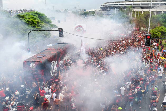 Bilder des Jahres 2021, Sport 02 Februar Sport Themen der Woche KW07 Sport Bilder des Tages Torcida do Flamengo RIO DE JANEIRO, RJ - 21.02.2021: TORCIDA DO FLAMENGO - Flamengo fans attend outside the Maracanã stadium to support the team in the match against Internacional, this Sunday afternoon (21), in Rio de Janeiro, RJ. (Photo: Celso Pupo Fotoarena) x2034161x  CelsoxPupo