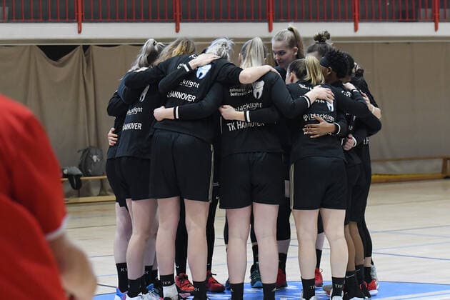 Basketball Toyota 1 DBBL, Matchday 18, GiroLive Panthers Osnabrück vs TK Hannover on 21 02 2021 at OSC Halle in Osnabrück The team of TK Hannover formed a circle Osnabrück OSC Halle Lower Saxony Germany before the match.