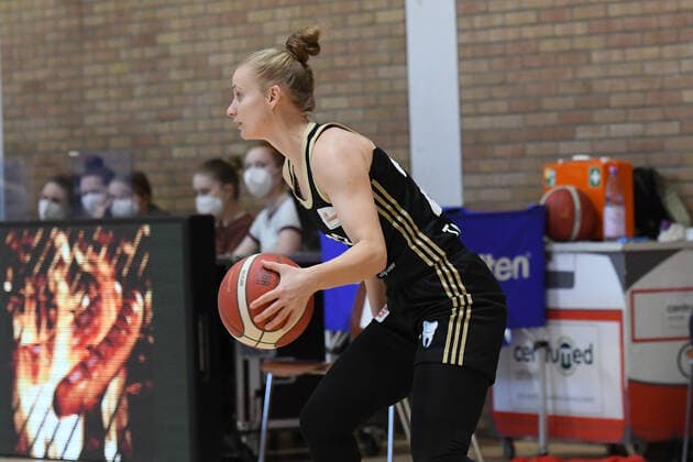 Basketball Toyota 1 DBBL, Matchday 18, GiroLive Panthers Osnabrück vs TK Hannover on 21 02 2021 at OSC Halle in Osnabrück Aliaksandra Tarasava TK Hannover on the ball Osnabrück OSC Halle Lower Saxony Germany