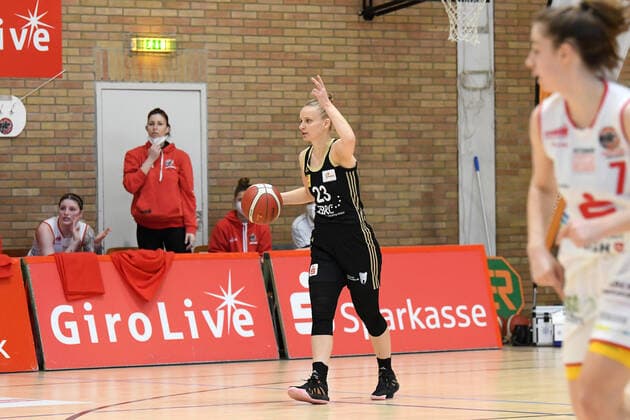 Basketball Toyota 1 DBBL, Matchday 18, GiroLive Panthers Osnabrück vs TK Hannover on 21 02 2021 at OSC Halle in Osnabrück Aliaksandra Tarasava TK Hannover on the ball Osnabrück OSC Halle Lower Saxony Germany
