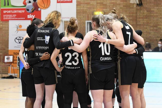 Basketball Toyota 1 DBBL, 18 matchday, GiroLive Panthers Osnabrück vs TK Hannover on 21 02 2021 at the OSC Hall in Osnabrück The team of TK Hannover formed a circle Osnabrück OSC Hall Lower Saxony Germany after the game