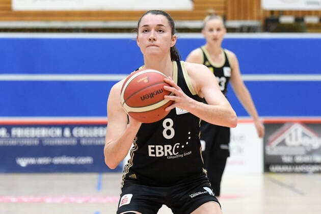 Basketball Toyota 1 DBBL, Matchday 18, GiroLive Panthers Osnabrück vs TK Hannover on 21 02 2021 at OSC Halle in Osnabrück Tessa Stammberger TK Hannover shooting free throws Osnabrück OSC Halle Lower Saxony Germany