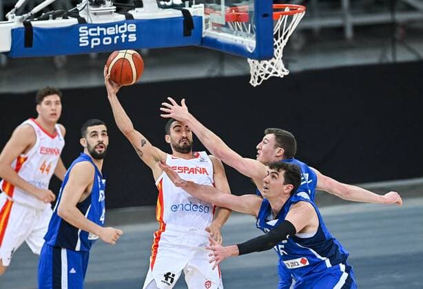 2021.02.21 Gliwice Koszykowka Mezczyzn Kwalifikacje Mistrzostw Europy FIBA EuroBasket 2022 Hiszpania - Izrael N z Jaime Fernandez Spencer Bennett Weisz Jake Cohen Foto Lukasz Sobala PressFocus 2021.02.21 Gliwice Basketball Men s FIBA EuroBasket 2022 Qualifiers Spain - Israel Jaime Fernandez Spencer Bennett Weisz Jake Cohen Credit: Lukasz Sobala PressFocus NEWSPIX.PL --- Newspix.pl  20210221PF_LS038