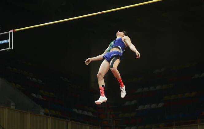Bilder des Jahres 2021, Sport 02 Februar Sport Themen der Woche KW07 MOSCOW, RUSSIA - FEBRUARY 21, 2021: Athlete Timur Morgunov performs at the 2021 All-Russian pole vault festival held at the Luzhniki Small Sports Arena. Sergei Fadeichev TASS  TS0F77E4