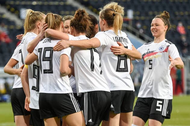 Bilder des Jahres 2021, Sport 02 Februar Sport Themen der Woche KW07 Die deutsche Mannschaft bejubelt das 1:0 durch Svenja Huth (Deutschland, 9, halb verdeckt), jubeln über ein Tor, Jubel, Torjubel, Torerfolg, celebrate the goal, goal, celebration, Jubel ueber das Tor, optimistisch, Action, Aktion, 21.02.2021, Aachen (Deutschland), Fussball, Three Nations.One Goal, Deutschland - Belgien, DFB DFL REGULATIONS PROHIBIT ANY USE OF PHOTOGRAPHS AS IMAGE SEQUENCES AND OR QUASI-VIDEO. *** The German team celebrates the 1 0 by Svenja Huth Germany, 9, half covered , cheering about a goal, jubilation, goal celebration, celebrate the goal, goal, celebration, cheering about the goal, optimistic, action, action, 21 02 2021, Aachen Germany , Football, Three Nations One Goal, Germany Belgium, DFB DFL REGULATES PROHIBIT ANY USE OF PHOTOGRAPHS AS IMAGE SEQUENCES AND OR QUASI VIDEO xmhx