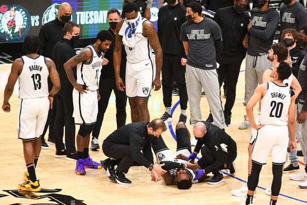 LOS ANGELES, CA - FEBRUARY 21: Brooklyn Nets Forward Jeff Green (8) is down on the court in pain during a NBA, Basketball Herren, USA game between the Brooklyn Nets and the Los Angeles Clippers on February 21, 2021 at STAPLES Center in Los Angeles, CA. The game was played without fans due to the COVID-19 pandemic. (Photo by Brian Rothmuller Icon Sportswire) NBA: FEB 21 Nets at Clippers Icon210221032