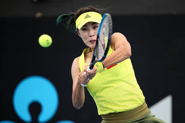 Sport Bilder des Tages ADELAIDE, AUSTRALIA - FEBRUARY 22: Qiang Wang of China hits a backhand against Olivia Gadecki of Australia during their singles match on day one of the Adelaide International tennis tournament at Memorial Drive on February 22, 2021 in Adelaide, Australia. (Photo by Peter Mundy Speed Media Icon Sportswire) TENNIS: FEB 22 - Adelaide International Icon210222095