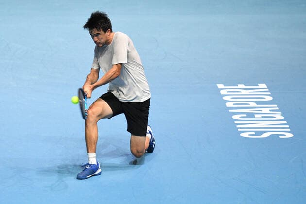 (210222) -- SINGAPORE, Feb. 22, 2021 -- Japan s Daniel Taro returns a ball during the men s singles first round match between Japan s Daniel Taro and India s Ramkumar Ramanathan at the Singapore Tennis Open in Singapore, Feb. 22, 2021. (Photo by Xinhua) (SP)SINGAPORE-TENNIS-SINGAPORE OPEN-MEN S SINGLES ThenxChihxWey 
