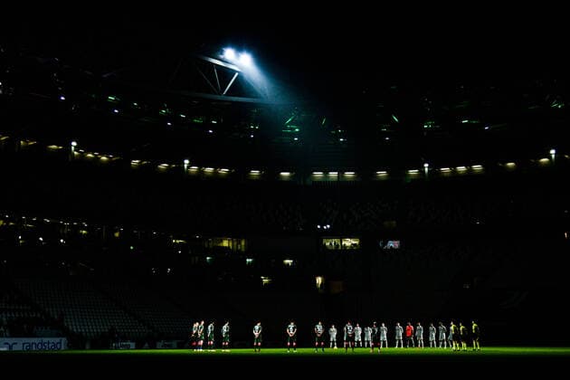 Italy: Juventus v FC Crotone - Serie A Juventus and Crotone observe a minute of silence during the Serie A football match between Juventus FC v FC Crotone. Sporting stadiums around Italy remain under strict restrictions due to the Coronavirus Pandemic as Government social distancing laws prohibit fans inside venues resulting in games being played behind closed doors. Juventus won 3-0 over FC Crotone. Torino Piedmont Turin Italy Allianz Stadium Copyright: AlbertoxGandolfo