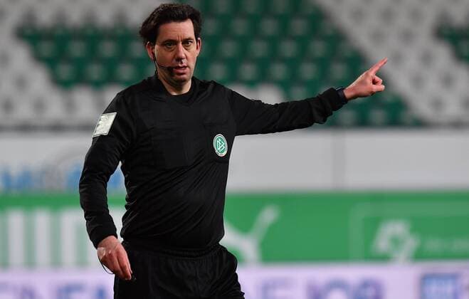22 02 2021 Football Season 2019 2020 2 Football Bundesliga 22 Matchday SpVgg Greuther Fürth Kleeblatt KSV Holstein Kiel MeZi DFL REGULATIONS PROHIBIT ANY USE OF PHOTOGRAPHS AS IMAGE SEQUENCES AND OR QUASI VIDEO Manuel Gräfe Referee