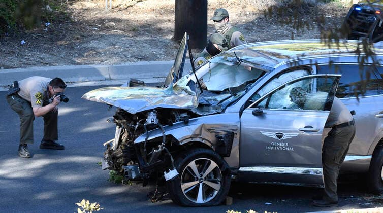 Bilder des Jahres 2021, Sport 02 Februar Sport Themen der Woche KW08 Sport Bilder des Tages February 23, 2021, Palos Verdes California, USA: Tiger Woods car is removed from a hill side after he was involved in a vehicle rollover crash on the border of Rolling Hills Estates early Tuesday morning, according to the Los Angeles County Sheriff s Department. Woods suffered multiple leg injuries, and was undergoing surgery. Rancho Palos Verdes USA - ZUMAbl1_ 0113987635st Copyright: xGenexBlevinsx