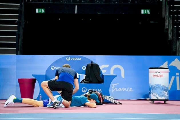 Jannik Sinner (Ita) soigne par le Kine de l ATP, Tennis Herren TENNIS : Open Sud de France 2021 - Montpellier - 24 02 2021 JBAutissier Panoramic 
