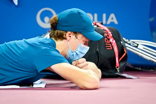 Jannik Sinner (Ita) soigne par le Kine de l ATP, Tennis Herren TENNIS : Open Sud de France 2021 - Montpellier - 24 02 2021 JBAutissier Panoramic 