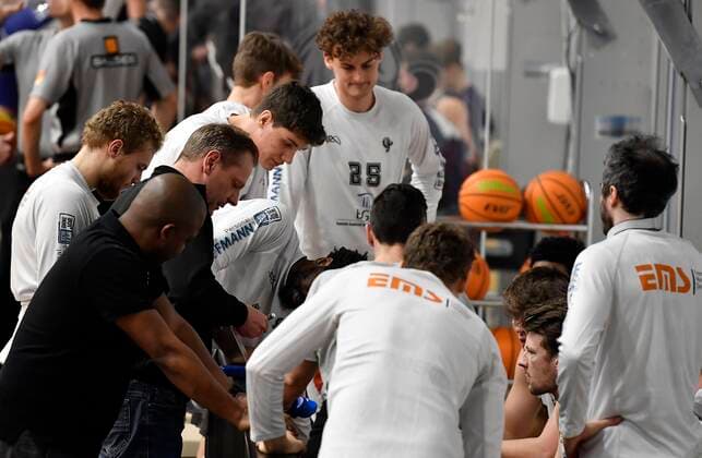24 02 2021 Basketball Season 2020 2021 2 Bundesliga Pro A 10 Spieltag Nürnberg Falcons Basketball Club NBC Uni Baskets Paderborn Ralph Junge Trainer Geschäftsführer Headcoach Nürnberg Falcons BC NBC speaks to team Team